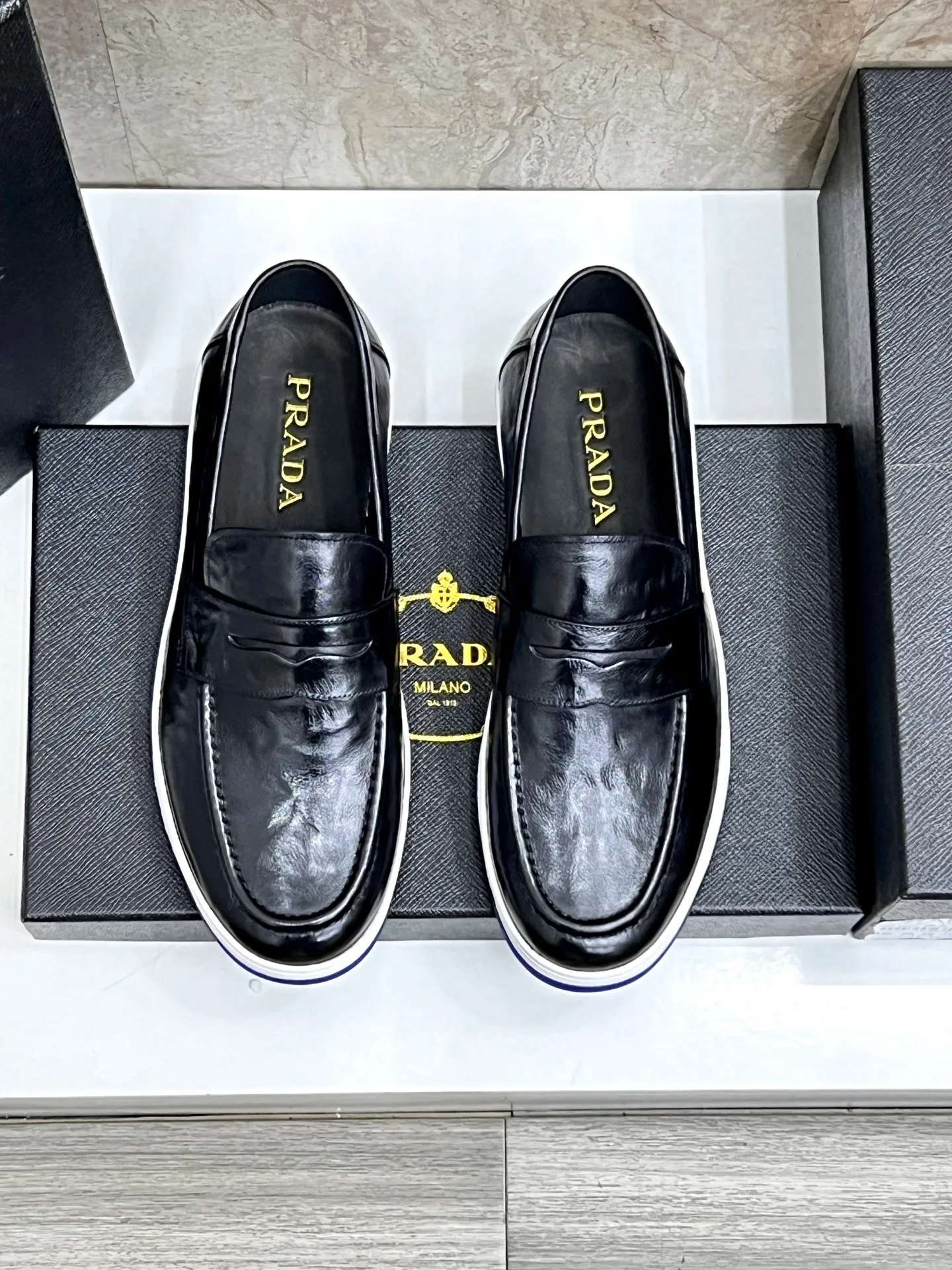 💰620 Prada classic men’s lace-up casual shoes｜Imported cowhide upper｜Layered stitching design on the upper Lightweight and breathable｜Soft and comfortable｜PRADA letters on the side｜Distinctive sporty style Showing the brand style｜Lightweight embossed rubber sole｜With cowhide foot pad lining｜Excellent foot feel Fashionable and elegant｜Size: 38-44 (customized at 45)